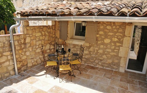 Au Mazet de Carmélina, an old building dating from 1850 in the heart of the Alpilles mountains