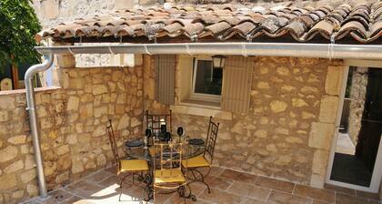 Au Mazet de Carmélina, an old building dating from 1850 in the heart of the Alpilles mountains
