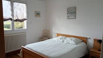 3 bedrooms, iron/ironing board, travel cot