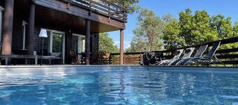  Villa d'architecte avec piscine chauffée au coeur de la pinède, plage à 1 km 