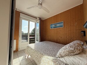 5 bedrooms, desk, iron/ironing board, free WiFi