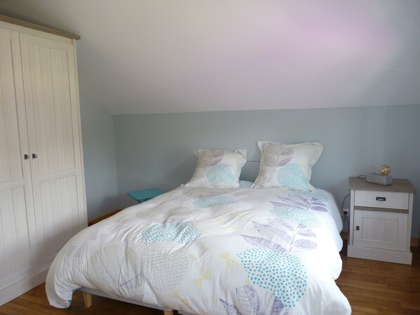3 bedrooms, iron/ironing board, free WiFi, bed sheets - House 2 to 6 people in very beautiful park with private heated pool (Bar-sur-Aube)