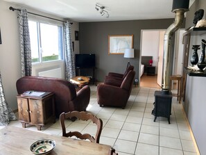 Televisión y chimenea 