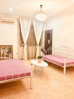 5 habitaciones, tabla de planchar con plancha y wifi gratis