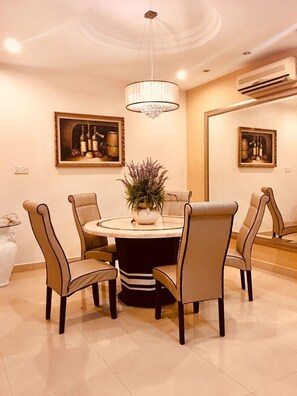 5-Bedroom Home | In-room dining