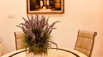 Casa, 5 quartos | Opções para refeição no quarto