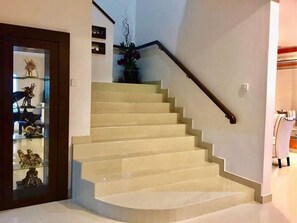 Una escalera con barandilla que lleva a un rellano.