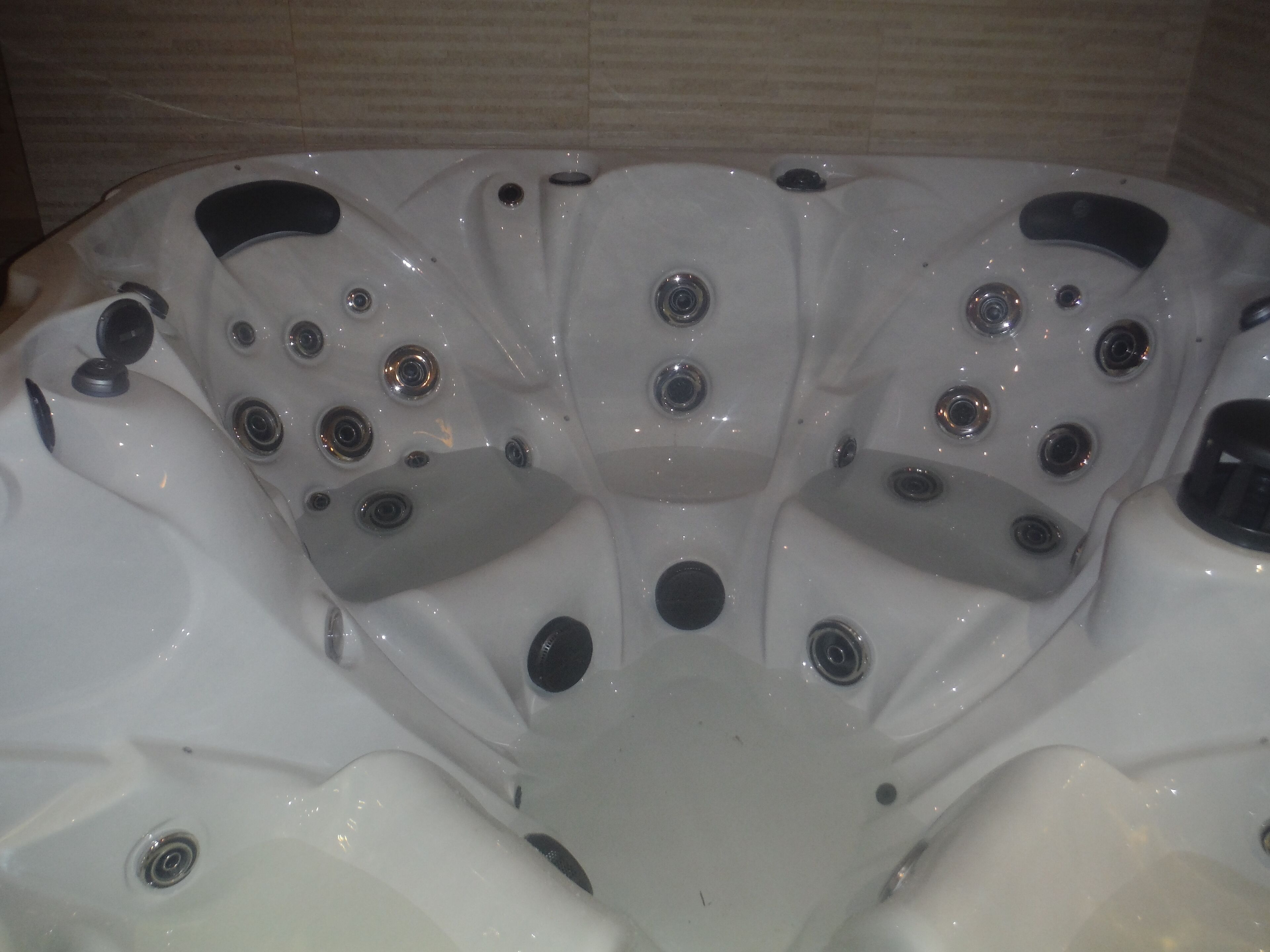 Een jacuzzi met meerdere jets en een afvoer.