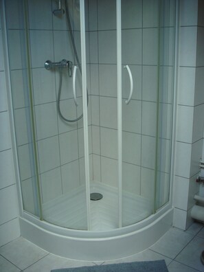 Dusche, Haartrockner, Toilettenpapier