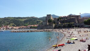 Beach nearby, sun-loungers, beach towels - exceptional view of the sea terrace not overlooked sunny and quiet (Collioure)