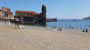 In Strandnähe, Liegestühle, Strandtücher