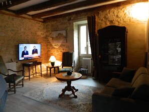 Fernseher, Kamin, Bücher