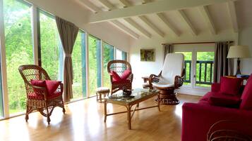 Smart-tv, pejs, dvd-afspiller, bøger