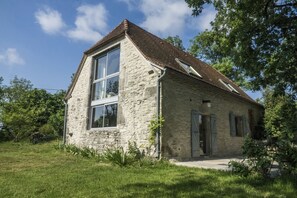 Exterior - An authentic white stone barn renovated for 4, with fireplace (Caniac-Du-Causse)