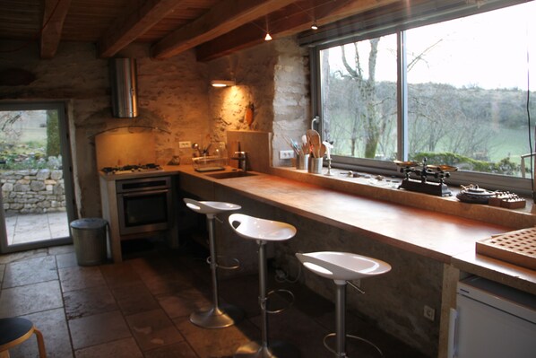 Fridge, microwave, oven, stovetop - An authentic white stone barn renovated for 4, with fireplace (Caniac-Du-Causse)