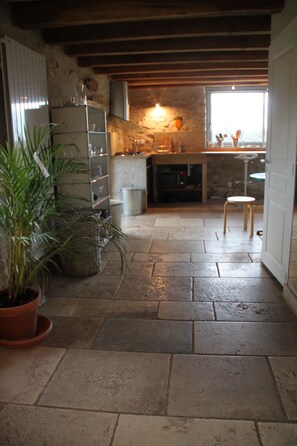 Interior - An authentic white stone barn renovated for 4, with fireplace (Caniac-Du-Causse)