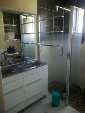 Douche, sèche-cheveux