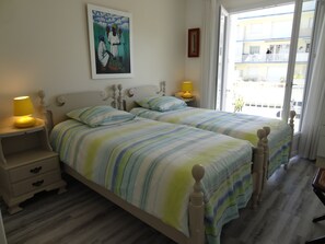 3 bedrooms, desk, iron/ironing board, travel cot - Large apartment Facing the sea in front of the beach, Centre, magnificent view, private parking (Pornichet)