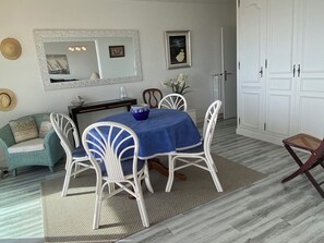 Dining - Large apartment Facing the sea in front of the beach, Centre, magnificent view, private parking (Pornichet)