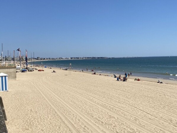 På stranden