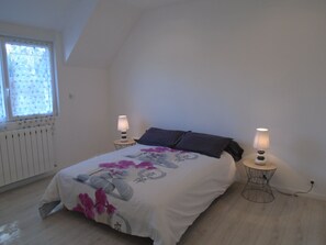 3 bedrooms, iron/ironing board, travel cot, free WiFi