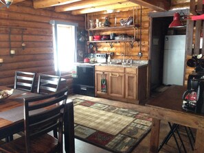 Fridge, microwave, oven, stovetop - Luxury Log Cabin with an awesome view (Palmer)