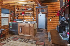 Fridge, microwave, oven, stovetop - Luxury Log Cabin with an awesome view (Palmer)