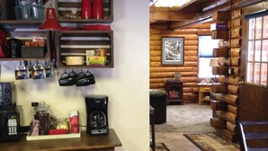 Un intérieur de chalet chaleureux avec un coin repas en bois, des tabourets de bar, un espace dédié au café et un mur en rondins de bois.