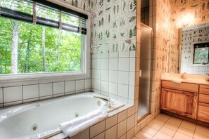 Douche, sèche-cheveux, serviettes fournies