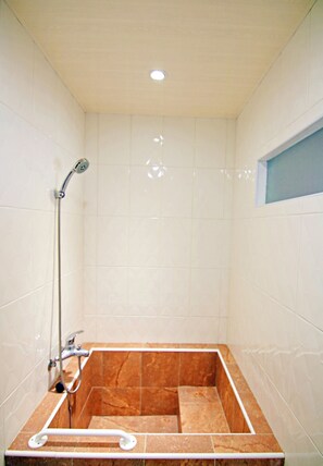 Quarto casal conforto, 1 cama de casal (824) | Comodidades do banheiro | Produtos de toalete grátis, secador de cabelo, chinelos 