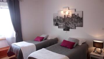 5 slaapkamers, een strijkplank/strijkijzer, reisbedje, gratis wifi