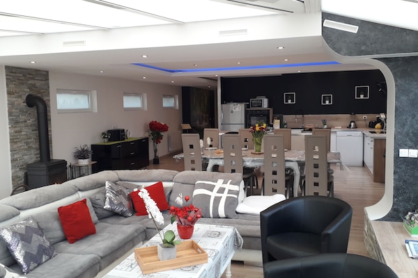 Fernseher, Kamin, DVD-Player, Tischfußball