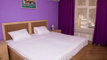 Minibar, Zimmersafe, Schreibtisch, VerdunkelungsvorhÀnge