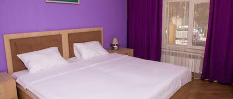 Minibar, Zimmersafe, Schreibtisch, Verdunkelungsvorhänge