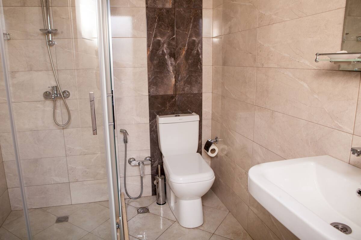 Shower, rainfall showerhead, free toiletries, slippers