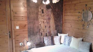 Family Townhome | Iron/ironing board, free cots/infant beds, free WiFi, bed sheets