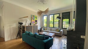 Älytelevisio, takka, kirjoja