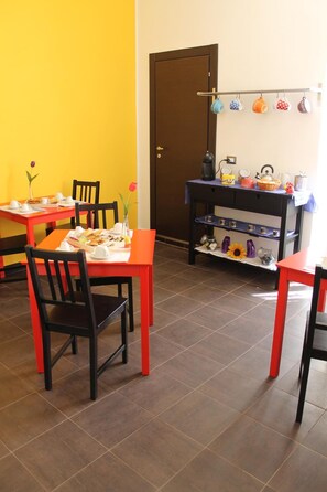 Tägliches inbegriffenes kontinentales Frühstück
