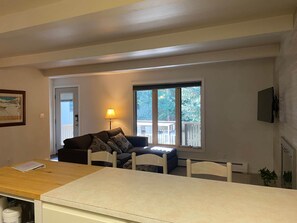 Televisión y chimenea 