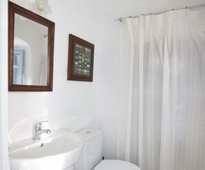 Vila, kolam renang pribadi (Lefkothea) | Kamar mandi | Shower, perlengkapan mandi gratis, pengering rambut, dan jubah mandi