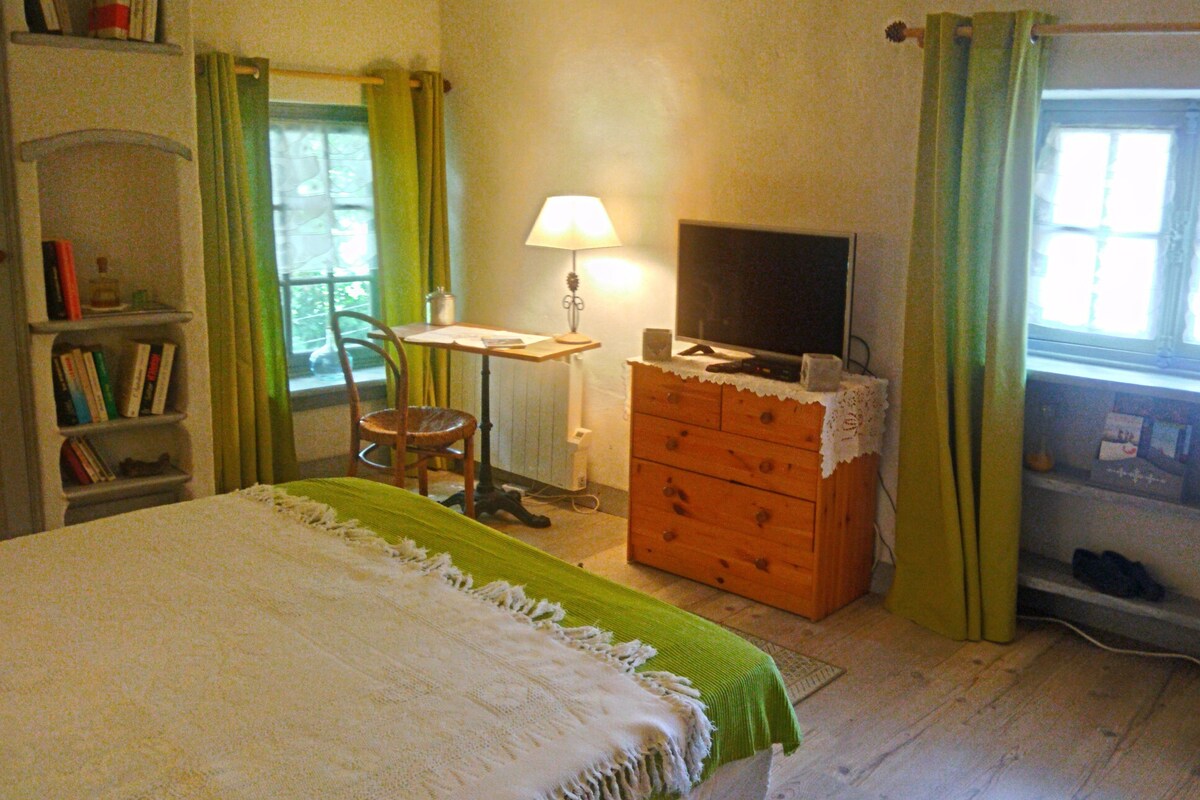 Doppelzimmer, 1 Queen-Bett (Verveine) | Individuell dekoriert, Bügeleisen/Bügelbrett, Babybetten, Zustellbetten
