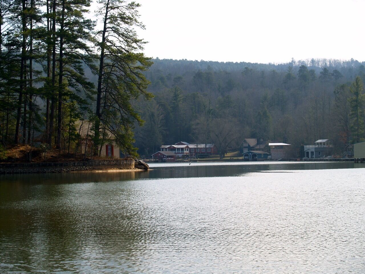 Une propriété au bord du lac, comprenant une maison et un quai.