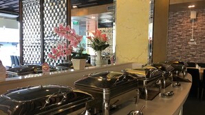 供應早餐、午餐及晚餐