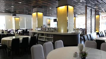 Breakfast, lunch, dinner served; Thai cuisine