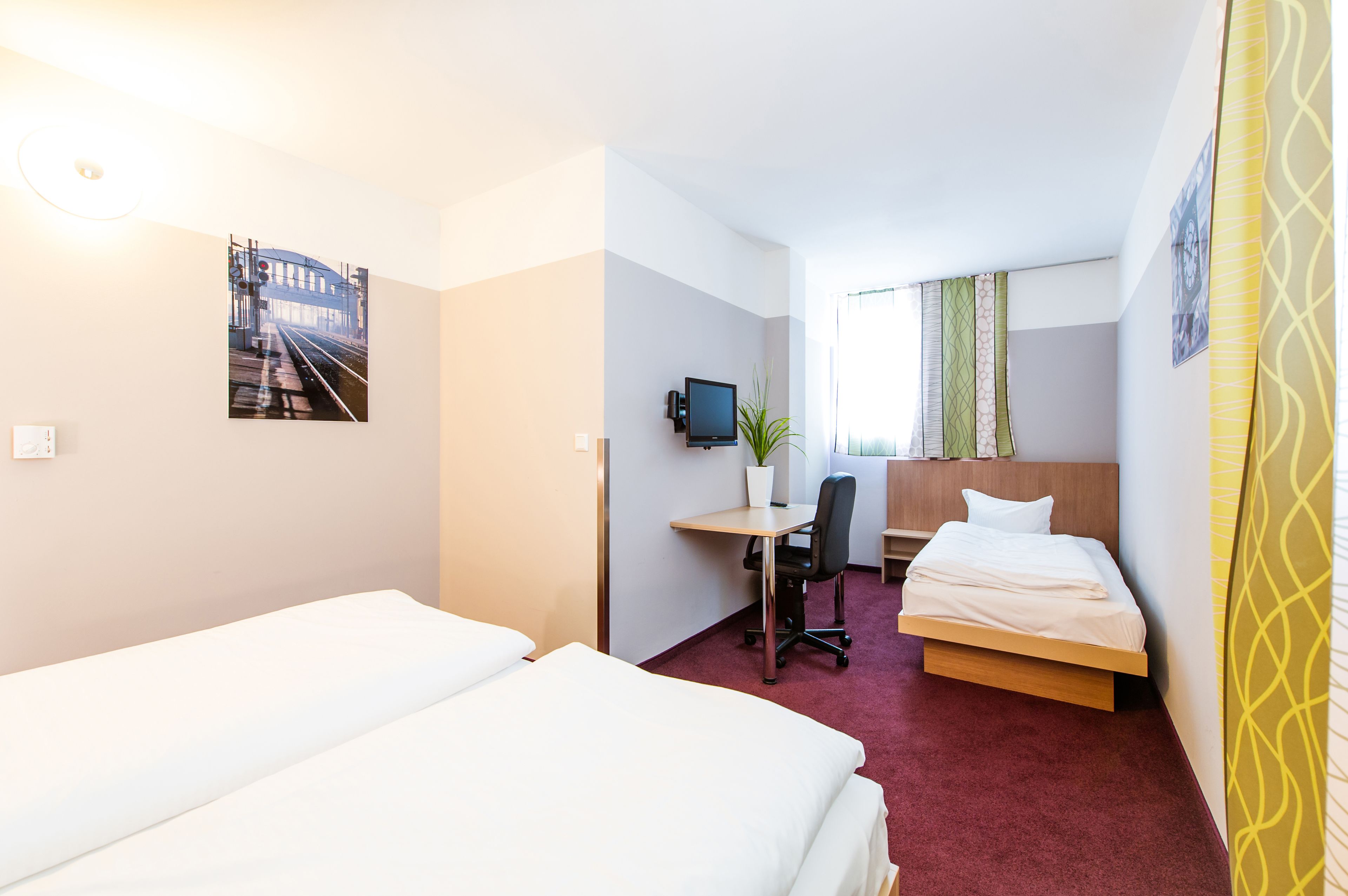triple room | desk, soundproofing, free cots/infant beds, free wifi