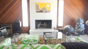 Smart TV, fireplace, DVD player, books - Modern Guest House - Vintage Records, Hot Tub, 4+ Acres, Wifi, EV Charger, Views (Joshua Tree)