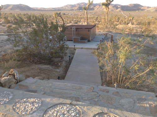 Modern Guest House - Vintage Records, Hot Tub, 4+ Acres, Wifi, EV Charger, Views