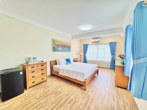 Phòng đôi Deluxe | Bàn, màn/rèm cản sáng, giường gấp/giường phụ (phụ phí) 