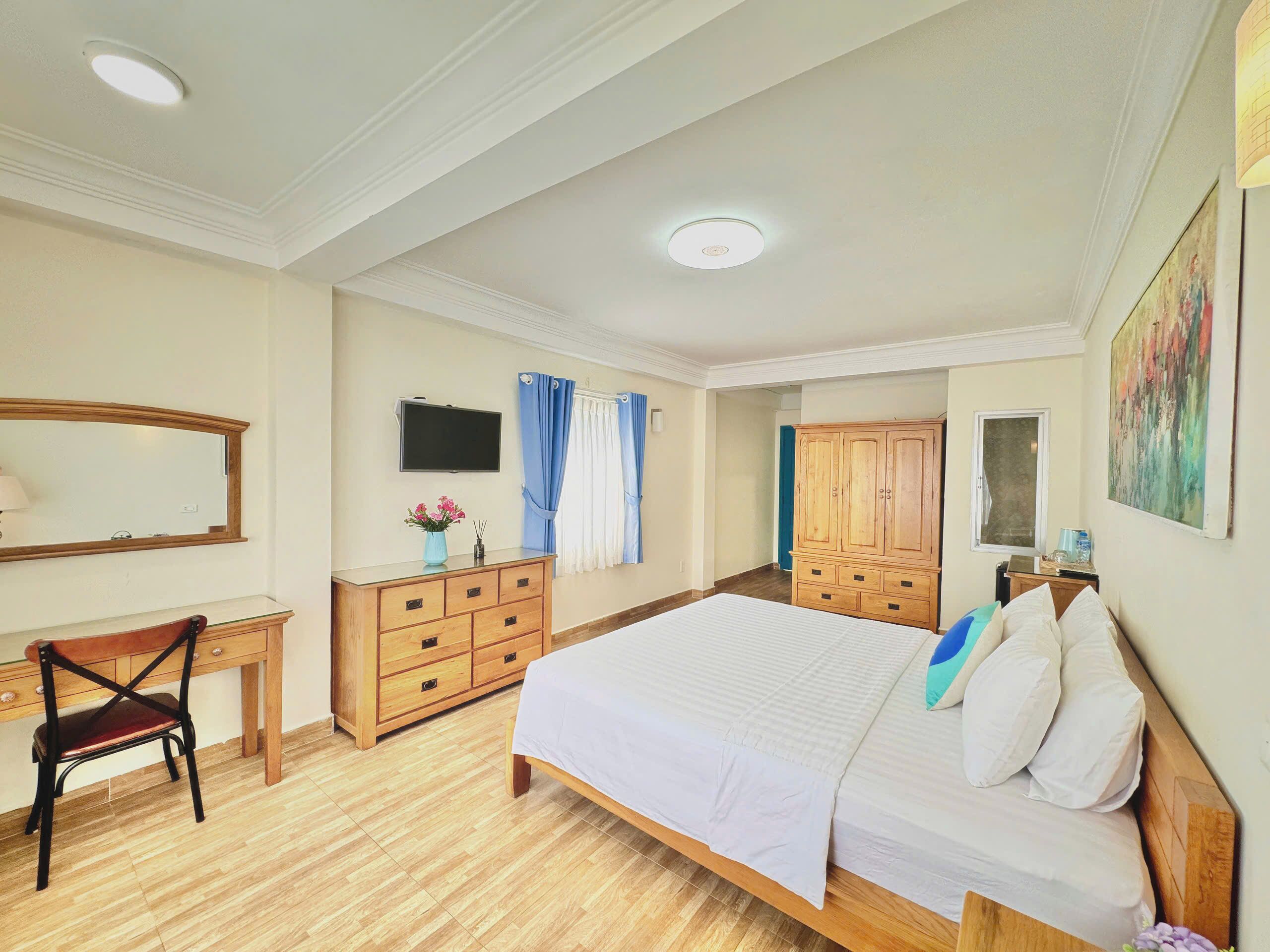 deluxe double room | desk, blackout curtains, rollaway beds, free wifi