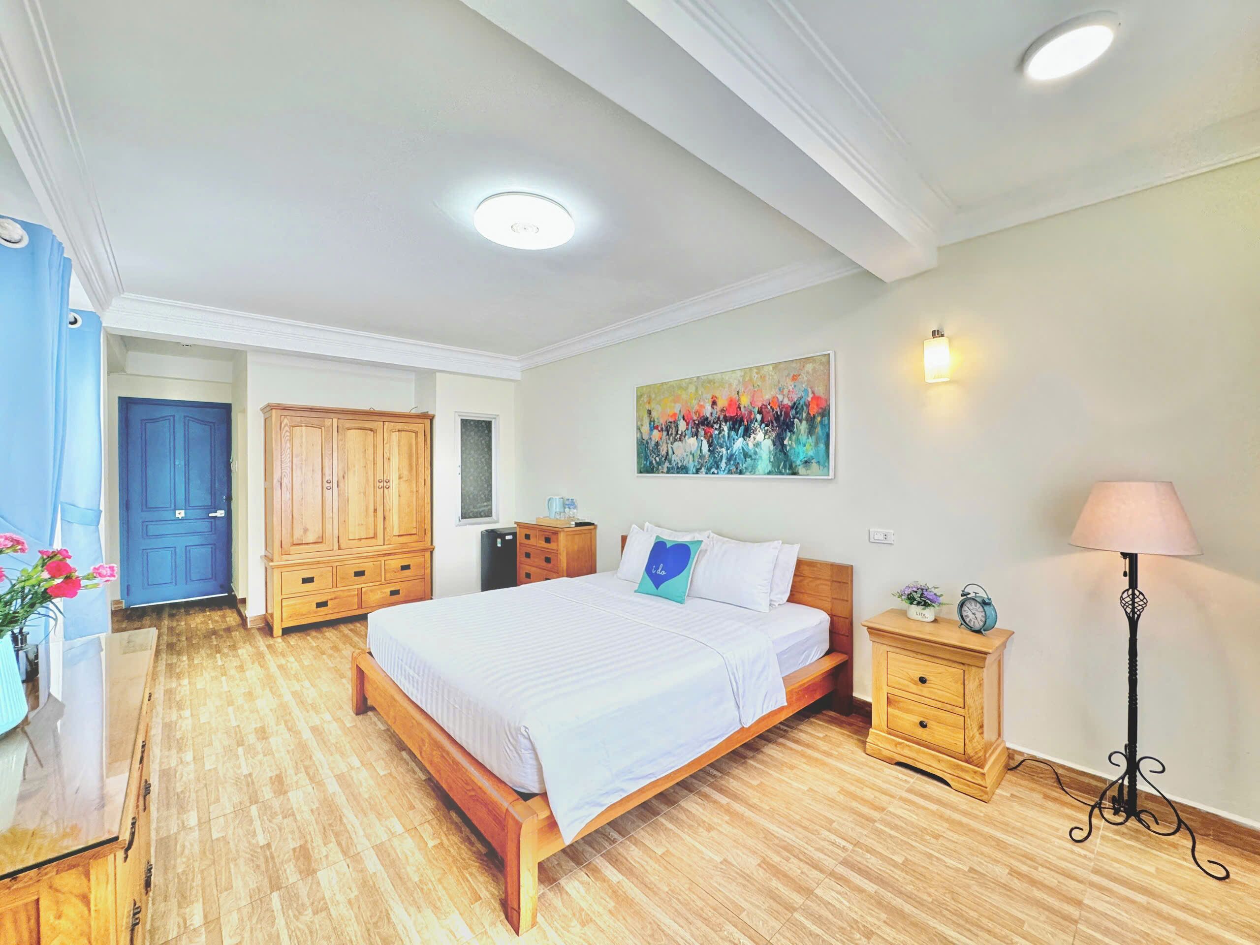 deluxe double room | desk, blackout curtains, rollaway beds, free wifi